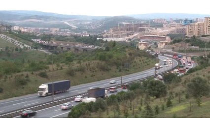 Mesai Saati Bitiminde Tem'de Bayram Trafiği Çilesi Başladı