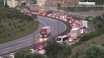 Mesai saati bitiminde TEM'de bayram trafiği çilesi başladı