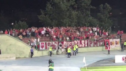 Ora News - Kaos në ndeshjen Skënderbeu-Partizani, përleshen tifozët