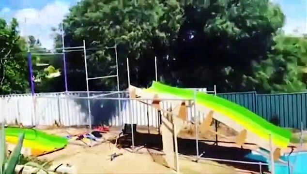 Il construit un toboggan géant dans son jardin... Génial