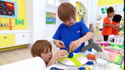 Crafts In A Flash: Out Of This World UFO! | Big Fun Crafty Show | Universal Kids