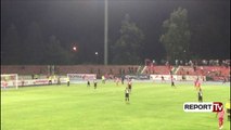 Report Tv- Përleshje dhe gurë në stadiumin e Korçës(Video)