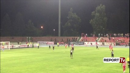 Report Tv- Përleshje dhe gurë në stadiumin e Korçës(Video)