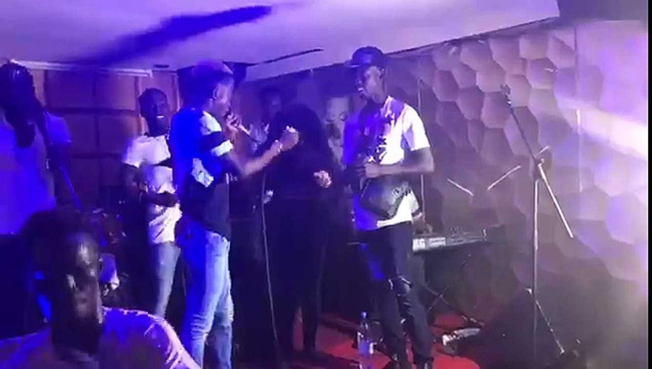 Sidy diop chante Khalifa, le fils de Moustapha diop ministre. Regardez