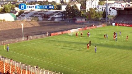 Le corner est bien défendu par Laval.