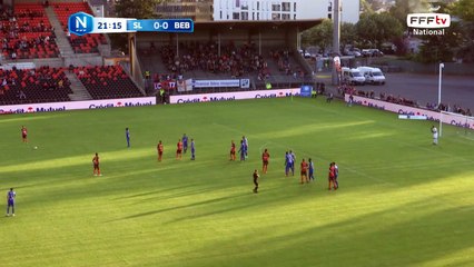 Coup franc repoussé par la défense de Bourg.