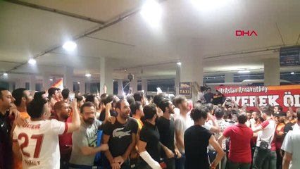 Spor Galatasaray Taraftarı, Emre Akbaba'yı Bekliyor Hd