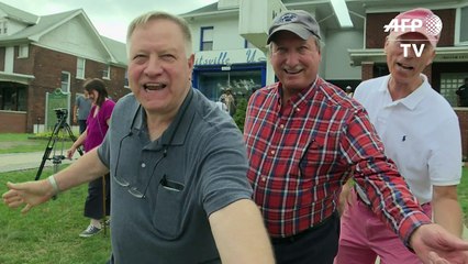 Fans sign a book of condolence for Aretha Franklin's family