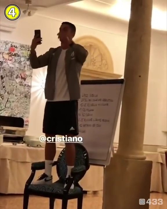 Cristiano Ronaldo Canta Xutos e Pontapés Na Praxe da Juventus