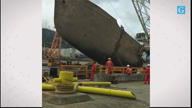 Navio que naufragou em 2010 sendo retirado do fundo do canal da baía de vitória