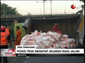 Pecah Ban, Truk Pengangkut Gula Terguling di Tol