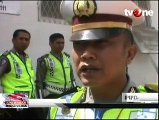 Polisi Hibur Anak-anak Pengungsi Gunung Sinabung