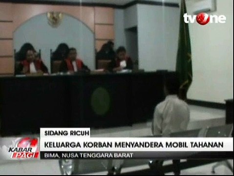 Sidang Ricuh, Keluarga Korban Sandera Mobil Tahanan