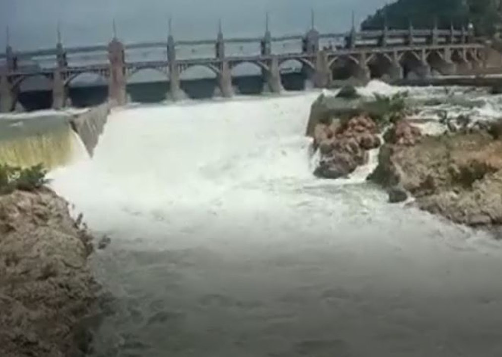 மேட்டூர் அணையில் இருந்து 2 லட்சம் கன அடி தண்ணீர...