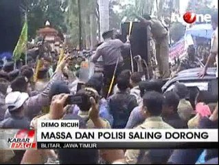 Ratusan Kepala Desa di Blitar Bentrok Dengan Polisi