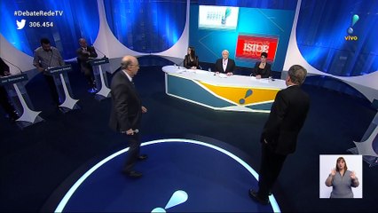 Boris Casoy derruba água na apresentadora Amanda Klein
