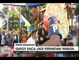 Gatotkaca Bagi-bagi Takjil dari Atas Becak