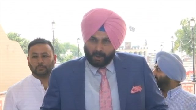 Navjot Singh visits Islamabad to attend Imran Khan's Oath Ceremony | Oneindia News