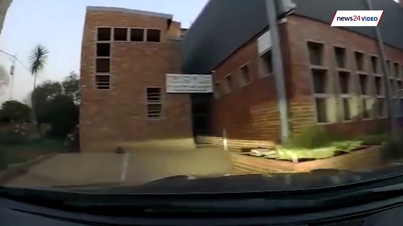 WATCH: Gun-wielding hijackers outsmarted by fast-thinking driver