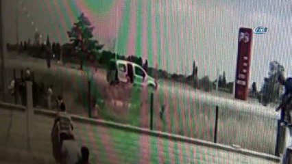 Otomobil taklalar attı, 11 kişinin bulunduğu otomobilden yaralılar böyle kurtuldu: 5'i çocuk 10 yaralı