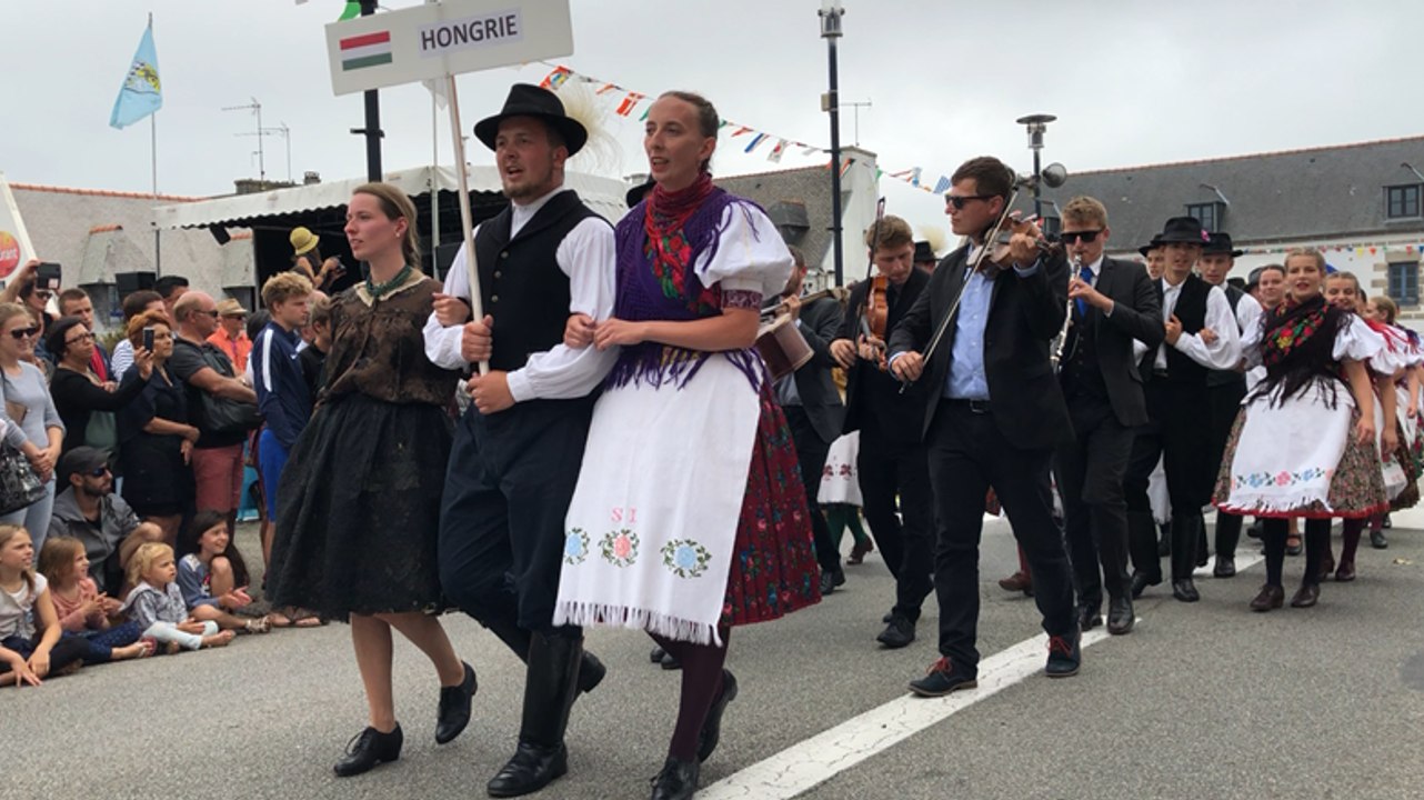 Mondial Folk Plozévet: le défilé des nations de la Fête des binioù
