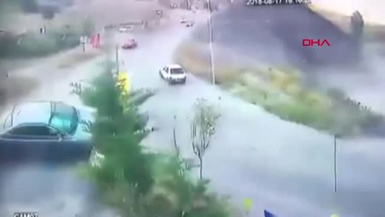 Rampa Aşağı Virajda Sollama Yaparken Takla Attı.. O Anlar Kamerada