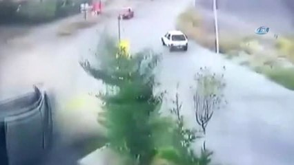 Yokuş Aşağı Sollama Yapan Araç Takla Attı... Kaza Anları Kamerada
