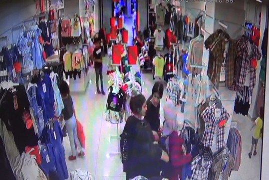 Kadın Hırsızlar, Alışveriş Yapmaya Gelen Genç Kadını Soydu