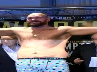 لقطة: ملاكمة: مشادة كلاميّة بين والد تايسون فيوري ودونتاي وايلدر خلال عمليّة وزن الملاكمين