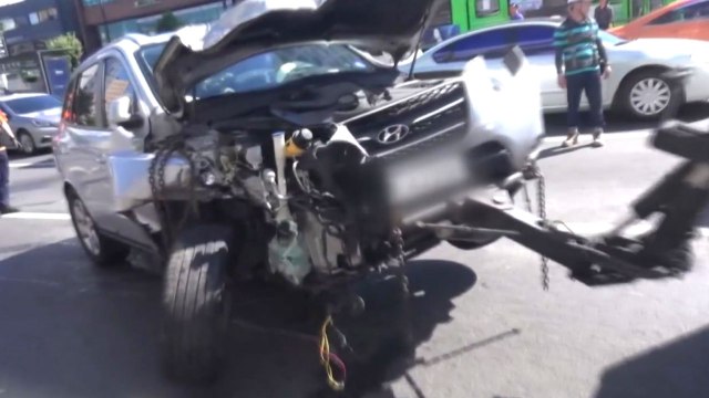 SUV 차량 인도로 돌진해 6명 부상...교회 신축 공사장서 불 / YTN