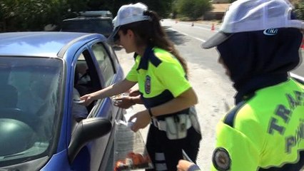 Trafik polisleri, ceza kesmek yerine şeker ve kolonya ikram etti