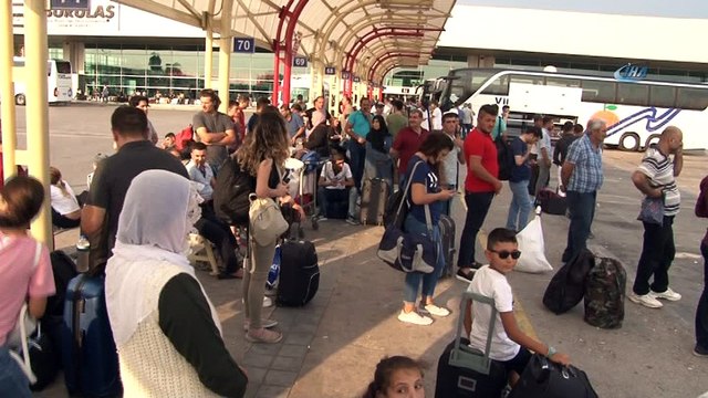 Bayram tatilini memleketinde geçirmek isteyenler otobüs terminalinin yolunu tuttu
