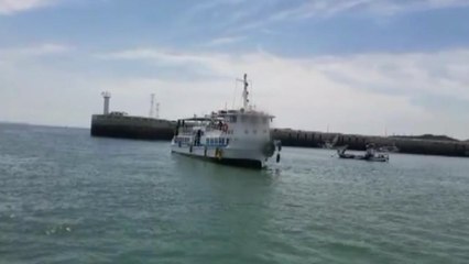 인천 영흥도 앞바다서 유람선 고장...17명 구조 / YTN