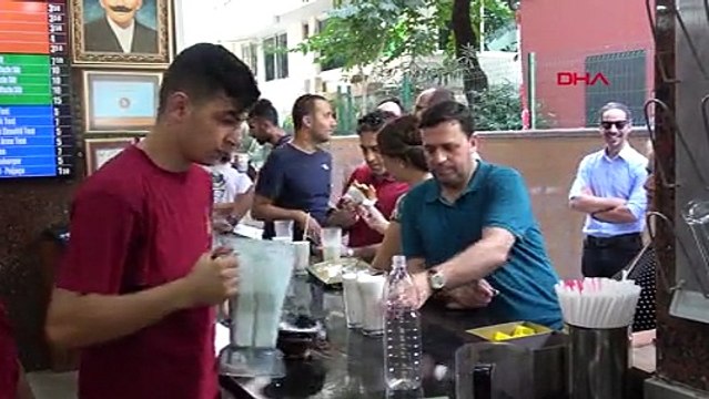 Aşırı sıcaklardan bunalan Adanalılar muzlu sütle serinliyor