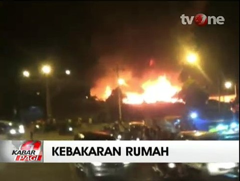 Terkena Percikan Kembang Api, Sebuah Rumah Hangus Terbakar