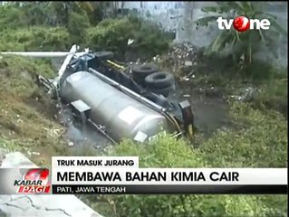 Truk Pengangkut Bahan Kimia Terjun Bebas ke Sungai Sedalam 5 Meter di Pati