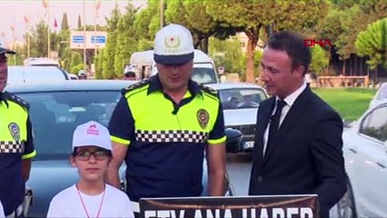 Manisa'da kazalara dikkat çekmek isteyen spiker trafiğin ortasında ana haber bültenini sundu