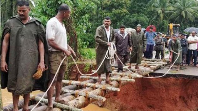 Kerala में Indian Army ने टूटे हुए पेड़ों से 35 फीट लंबा पुल बनाकर जीता लोगों का दिल ।वनइंडिया हिंदी