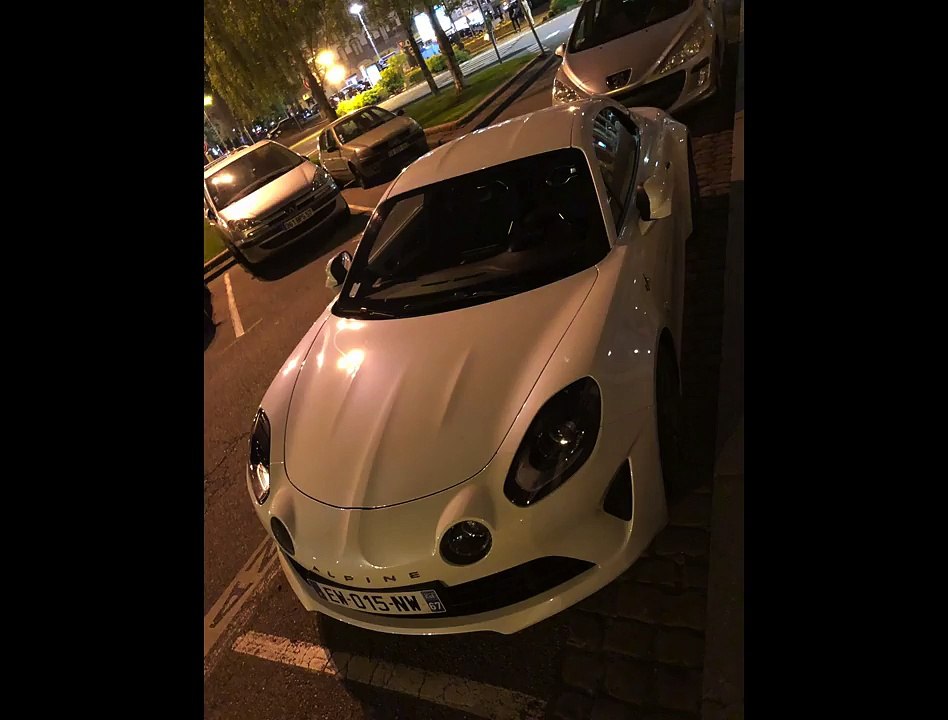 Alpine A110 dans la rue