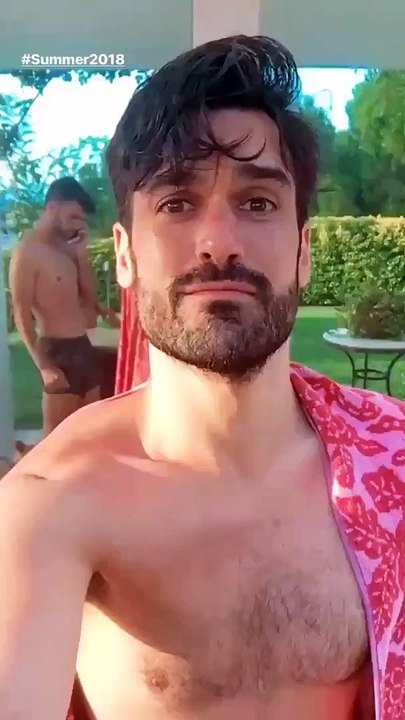 Agoney (al fondo) en la piscina de la Casa de Monica Naranjo 16-8-18