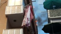 Güngören’de 6 katlı bir binanın çatı katında yangın çıktı. Daireden yükselen alevler görülürken ekiplerin yangına müdahalesi sürüyor