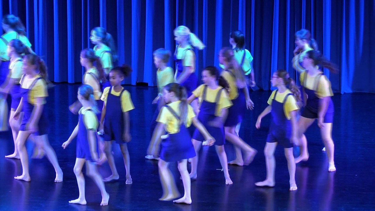 Extrait du spectacle " Mary Poppins " du Foyer Rural d'Isneauville 2018