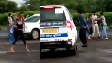 Bhopal में नशे में धुत girl ने जब road पर किया बवाल, Police को जड़ा थप्पड़ । वनइंडिया हिंदी