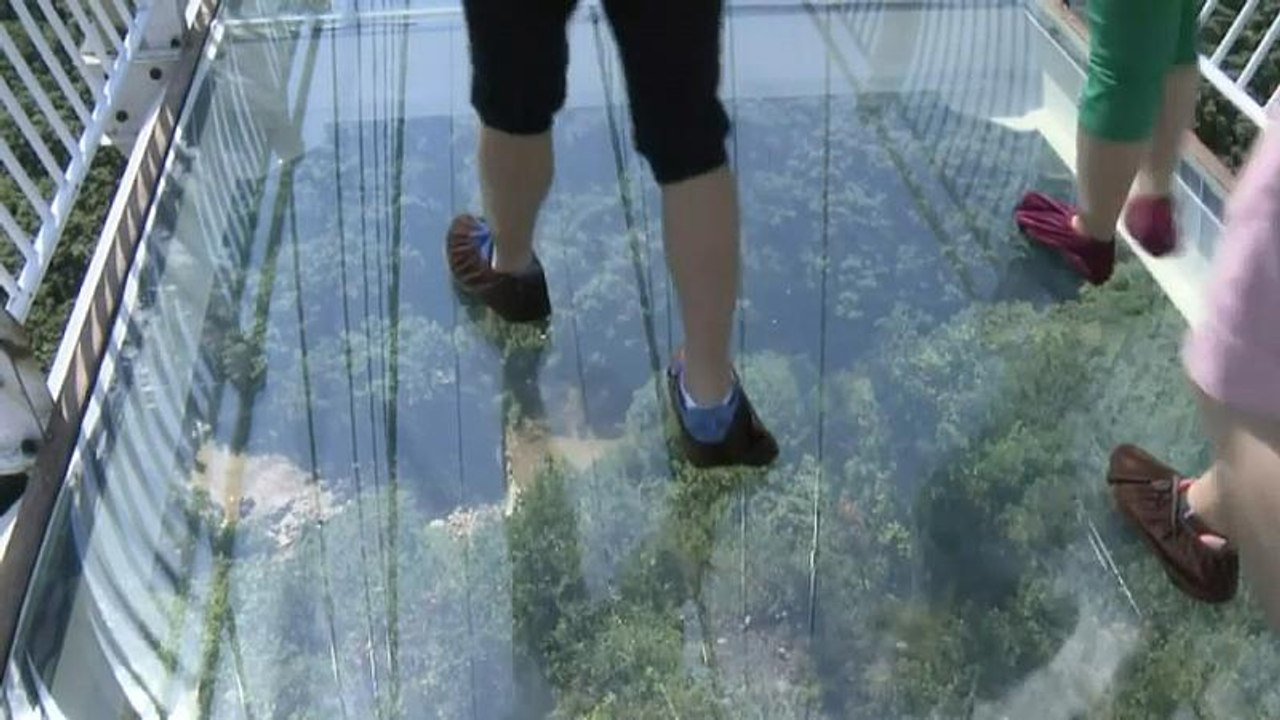 Cina, a passegggio sul ponte in vetro più lungo del mondo