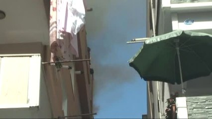 Güngören'de 6 Katlı Bir Binanın Çatı Katında Yangın Çıktı.