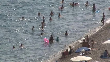 Antalya'da Sahillerde Bayram Yoğunluğu