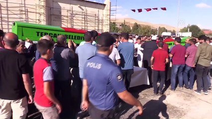Tercan'daki silahlı saldırıda hayatını kaybeden 2 kişinin cenazesi, toprağa verildi - ERZİNCAN
