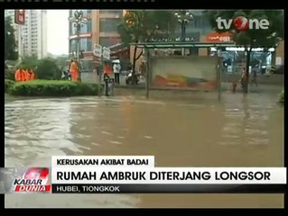 Sebuah Rumah Ambruk ke Sungai Akibat Longsor  di Tiongkok