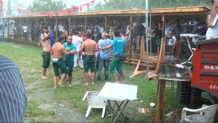 Yağmur altındaki güreşlerde pehlivanlar arasında gerginlik