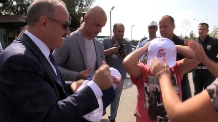 Vali Çakacak, çocuklara 'kırmızı düdük' dağıttı - ESKİŞEHİR